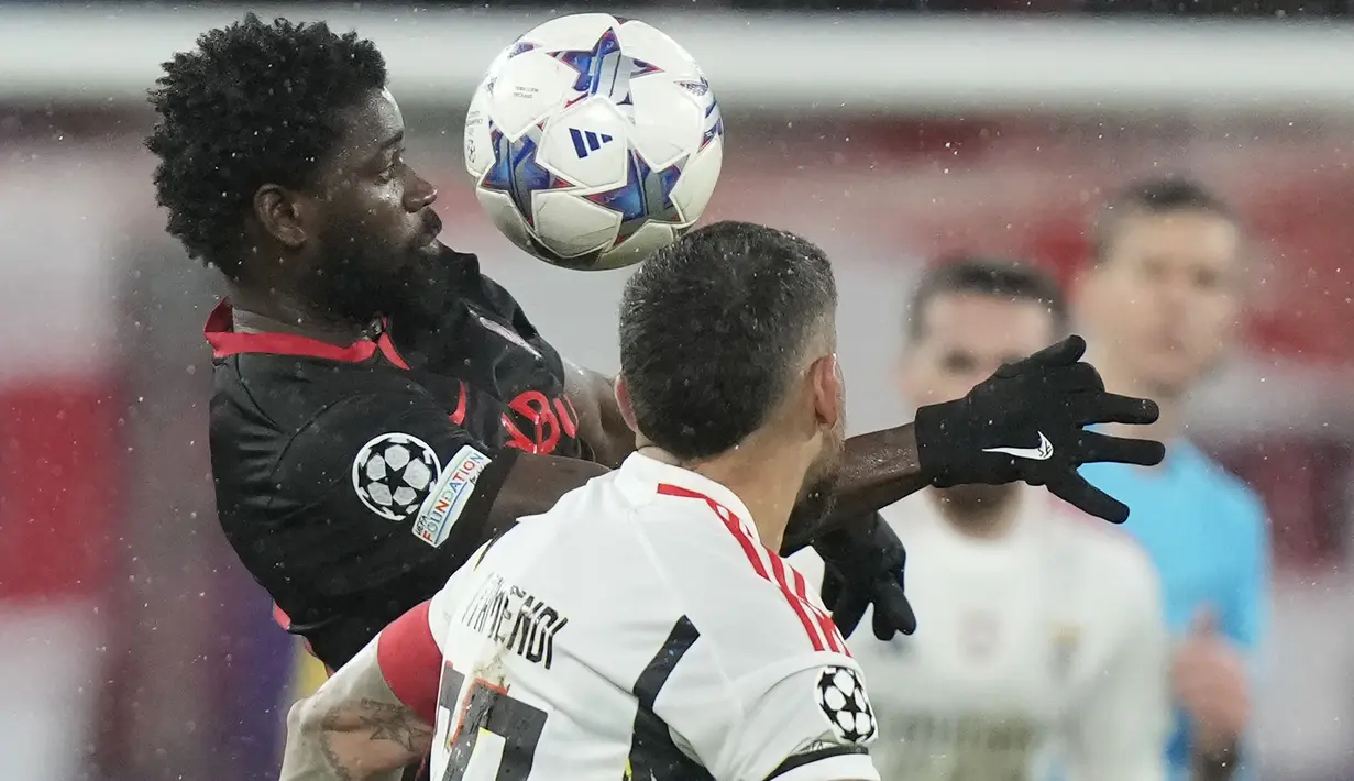 Striker RB Salzburg, Sekou Koita (kiri) mengontrol bola di depan bek Benfica, Nicolas Otamendi pada laga matchday keenam Grup D Liga Champions 2023/2024 di Red Bull Arena, Salzburg, Austria, Rabu (13/12/2023) dini hari WIB. (AP Photo/Matthias Schrader)