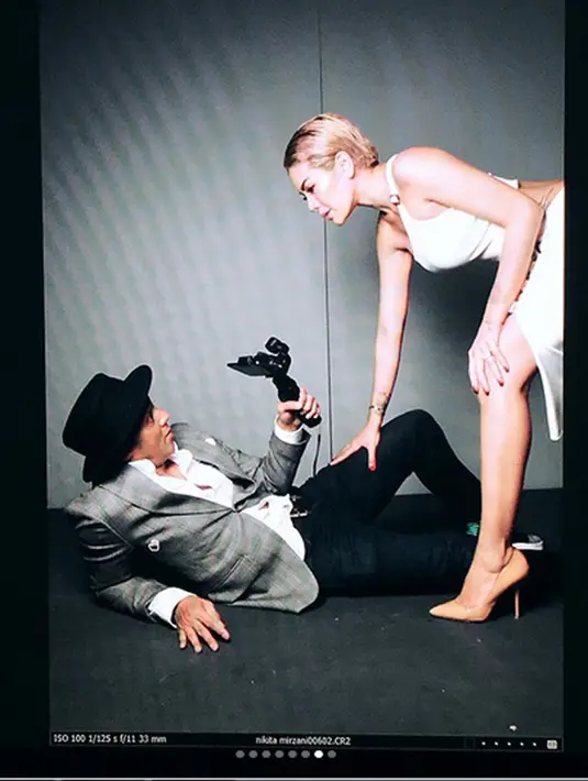 Pose lainnya adalah Dipo terlihat tiduran sambil memandangi Nikita sambil merekamnya. Tatapan Niki tertuju pada Dipo sambil tangan kanannya memegang paha pengusaha tersebut. (Instagram/nikitamirzanimawardi_17)