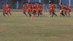 Para punggawa Naga Mekes berlari ringan saat latihan jelang laga Piala Presiden melawan Arema Cronus di Lapangan Bea Cukai, Jakarta, Senin (12/10/2015). (Bola.com/Vitalis Yogi Trisna)