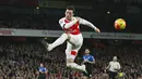 Aksi Gelandang Arsenal, Mesut Ozil, saat akan membobol gawang Bournemouth pada laga Liga Inggris di Stadion Emirates, Inggris. (Reuters/Stefan Wermuth) 
