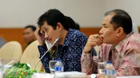 Dirut JICT, Dani Rusli (kiri) bersama Wakil Dirut JICT, Riza Erivan saat mengikuti sidang lanjutan pansus angket Pelindo II di Gedung DPR Jakarta, Rabu (25/11/2015). Sidang meminta keterangan dari tiga pejabat JICT. (Liputan6.com/Helmi Fithriansyah)