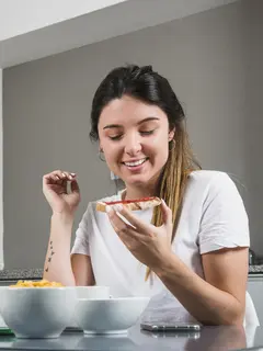 Girl dinner menjadi tren karena menawarkan konsep makan malam yang simpel dan minim persiapan. Namun, apakah menu ala kadarnya ini tetap bisa memenuhi kebutuhan nutrisi tubuh?. (Foto/Dok: Magnific)
