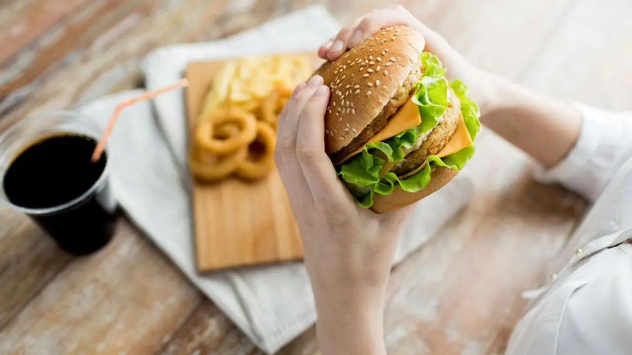 Junk Food Bisa Timbulkan Jerawat?