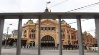 Stasiun Flinders Street hampir sepi selama jam sibuk pagi hari ketika penduduk kota kembali menjalani lockdown selama 7 hari di Melbourne, Jumat (28/5/2021). Melbourne kembali menerapkan lockdown untuk keempat kalinya setelah wabah COVID-19 menyebar cepat di wilayah tersebut. (William WEST/AFP)