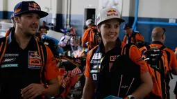 Pembalap motor KTM Sam Sunderland, dari Inggris, dan rekan setimnya Laia Sanz, dari Spanyol, tiba untuk tes teknis Reli Dakar 2018 di pangkalan udara Las Palmas di Lima, Peru, (5/1). (AP Photo / Ricardo Mazalan)