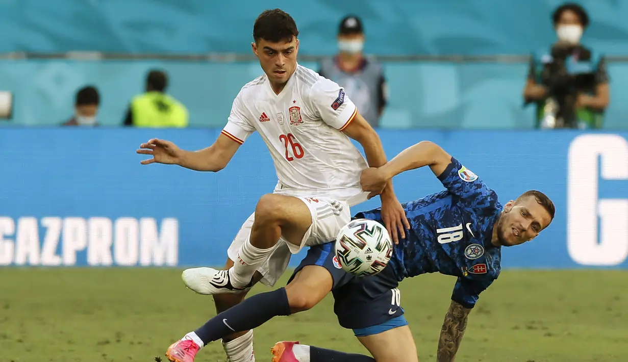 Pedri. Gelandang Spanyol yang masih berusia 18 tahun ini dipercaya tampil penuh dalam 3 laga Tim Matador di fase grup. Ia memang belum mencetak satu pun gol maupun assist, namun perannya sebagai penyuplai bola di lini tengah Spanyol mampu dijalankannya dengan baik. (Foto: AP/Pool/Jose Manuel Vidal)
