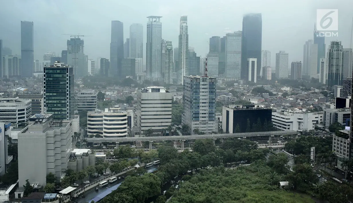 Pemandangan gedung-gedung bertingkat di Jakarta, Rabu (25/4). Luas Ruang Terbuka Hijau (RTH) Ibu Kota baru mencapai 9,98 persen dari target 30 persen total luas wilayah DKI Jakarta. (Liputan6.com/Faizal Fanani)