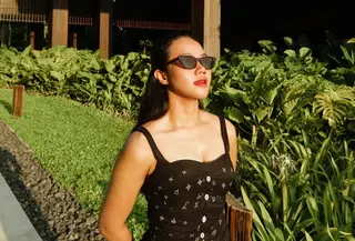 Yura Yunita buktikan bahwa wastra bukan hanya sekadar busana panggung atau formal semata. Melainkan bisa dipakai untuk liburan [@yurayunita]