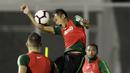Pemain Timnas Indonesia, Hansamu Yama, menyundul bola saat latihan di Stadion Madya, Jakarta, Senin (21/3). Latihan ini persiapan jelang laga persahabatan melawan Myanmar. (Bola.com/M. Iqbal Ichsan)