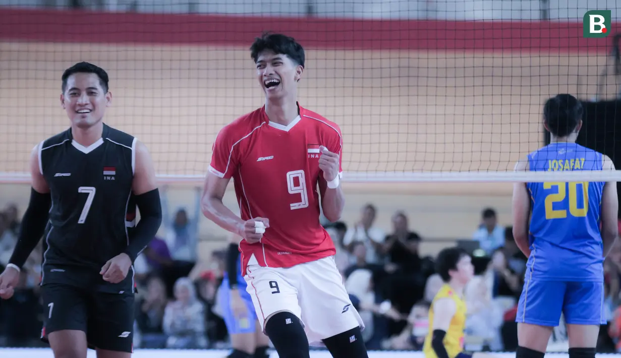 Pemain Timnas Voli Putra Indonesia, Rama, melakukan selebrasi saat melawan Filipina pada leg kedua SEA V League 2025  di GOR Internasional Velodrome Rawamangun, Jakarta Timur, Rabu (16/7/2025). (Bola.com/Abdul Aziz)
