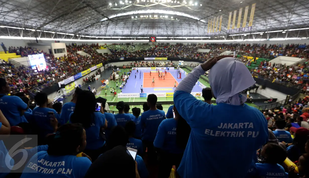 Para pendukung tim voli Jakarta Elektrik PLN menonton pertandingan Jakarta Elektrik PLN melawan Jakarta Pertamina Energi di pertadingan Grand Final Proliga 2017 di GOR Among Rogo, Yogyakarta (23/4). (Liputan6.com/Johan Tallo)