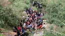 Relawan membantu evakuasi para penumpang bus yang terjun ke jurang di Kota Carranglan, Provinsi Nueva Ecija di Filipina Utara, Selasa (18/4). Setidaknya 26 orang tewas dan 21 lainnya mengalami luka-luka. (Philippine Red Cross Nueva Vizcaya chapter via AP)