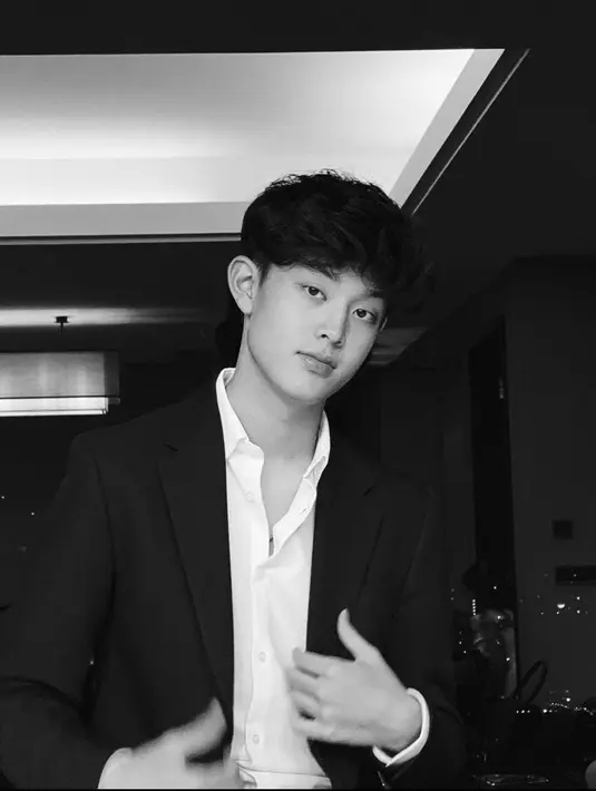 Terlihat dari media sosialnya, Gabriel sering kali mengenakan pakaian serba hitam di berbagai acara. [instagram/phrrince]