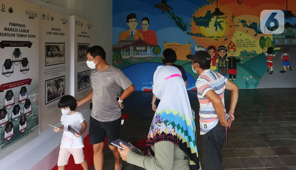 Pengunjung pelajar foto sejarah pada Pameran Retrospeksi di museum Kebangkitan Nasional di Jakarta, Sabtu (21/5/2022). Pameran Retrospeksi tersebut dalam rangka memperingati hari Kebangkitan Nasional yang berlangsung dari tanggal 20 Mei - 18 Juni 2022. (Liputan6.com/Johan Tallo)
