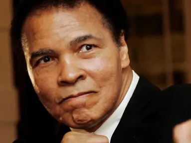 Mantan petinju dunia, Muhammad Ali saat mengikuti upacara Penghargaan Kristal di Forum Ekonomi Dunia ( WEF ) di Swiss, 28 Januari 2006. Muhammad Ali, meninggal dunia pada Jumat (3/6) di rumah sakit di Phoenix, Arizona. (REUTERS/Andreas Meier)