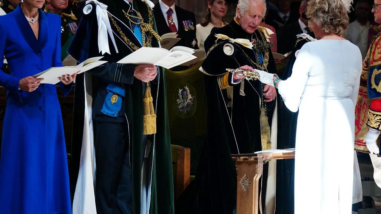 Dalam acara penobatan ini, Raja Inggris Charles III diberikan Mahkota dalam upacara khusus yang digelar Skotlandia. Penobatan yang digelar pada acara Layanan Nasional Thanksgiving dan Dedikasi di Katedral St Giles, Edinburgh ini sebagai bentuk dari Kehorm