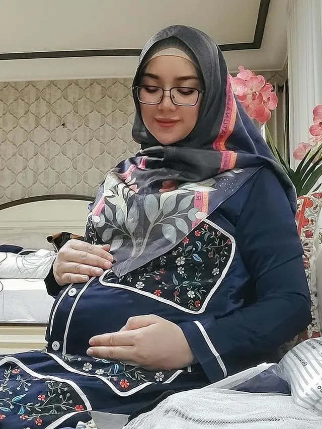 Melahirkan Anak Pertama, Ini 5 Momen Persalinan Bebi Silvana Istri Opick