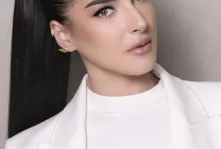 Ingin hadirkan kesan modern, paduan area mata dominan juga bisa diimbangi dengan riasan bibir yang lebih minimalis. Gaya ini akan sempurnakan tampilan yang memikat di hari raya.  [Foto: Instagram/ Tasya Farasya]