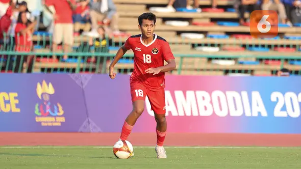 <p>Striker Timnas Indonesia U-22, Titan Agung Fawwazi menguasai bola saat menghadapi Myanmar pada laga kedua Grup A SEA Games 2023 di Olympic Stadium, Phnom Penh, Kamboja, Kamis (4/5/2023). (Bola.com/Abdul Aziz)</p>