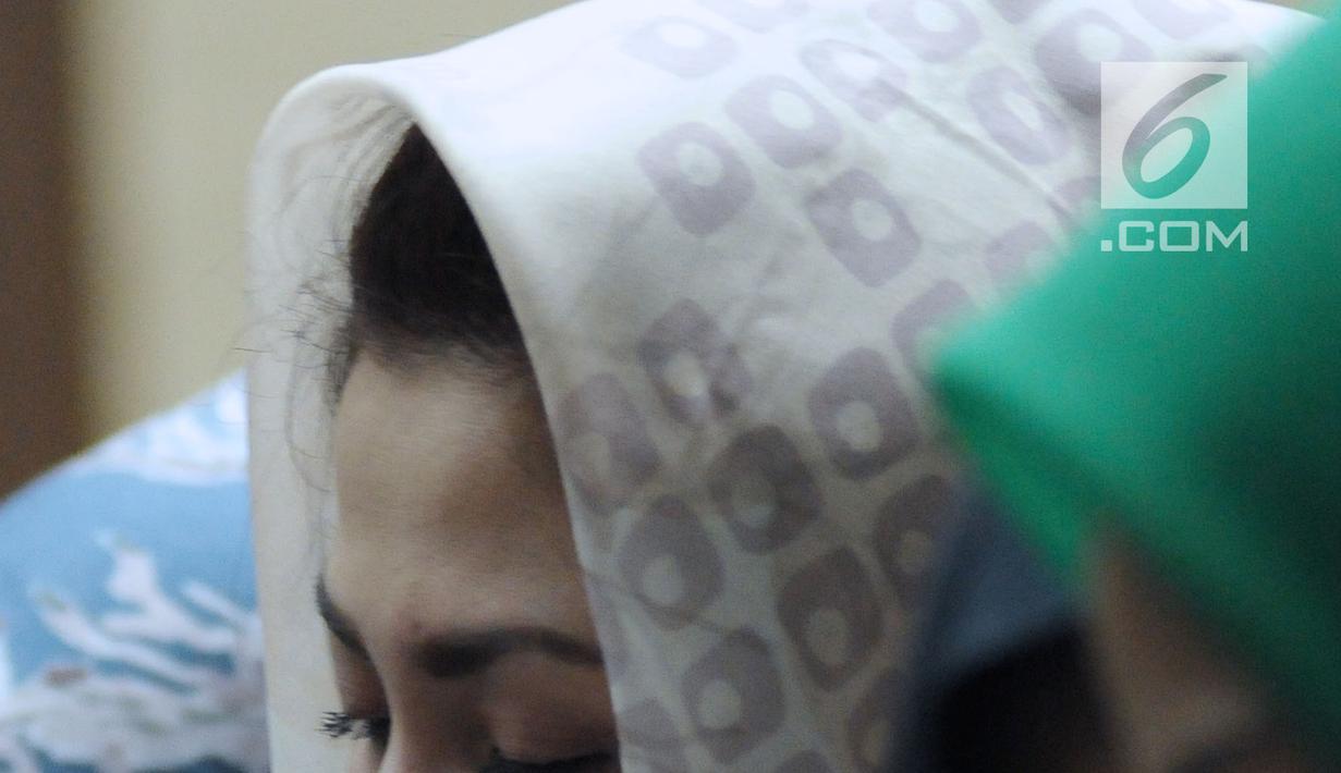 Istri terdakwa korupsi proyek e-KTP Setya Novanto, Deisti Astriani Tagor saat mengikuti sidang pembacaan nota pembelaan di Pengadilan Tipikor, Jakarta, Jumat (13/4). Sebelumnya, Setya Novanto dituntut 16 tahun penjara. (Liputan6.com/Helmi Fithriansyah)