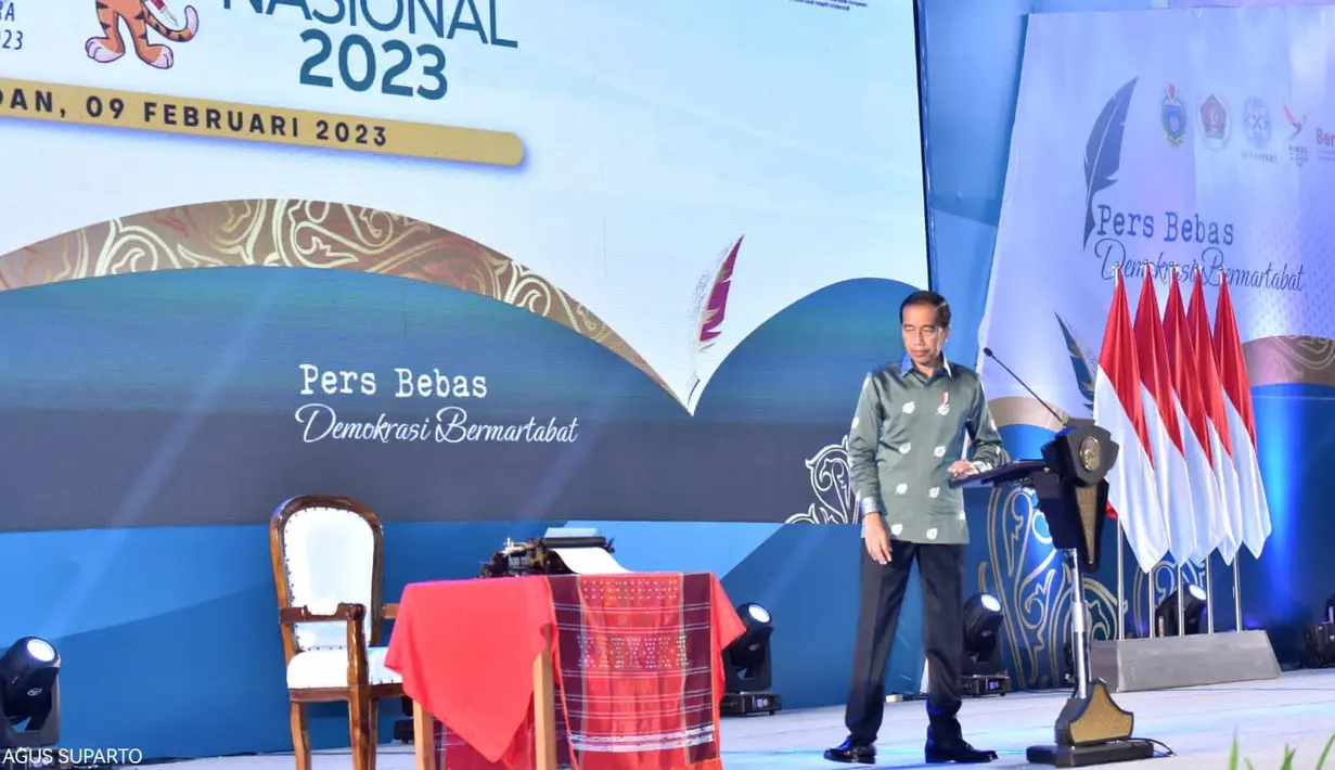 Presiden Joko Widodo (Jokowi) usai menyampaikan pidato saat puncak peringatan Hari Pers Nasional di Kabupaten Deli Serdang, Provinsi Sumatra Utara, Kamis (9/2/2023). Turut hadir dalam acara itu ialah jajaran menteri Kabinet Maju, jajaran pimpinan lembaga negara, duta besar sahabat dan insan pers dari seluruh daerah. (FOTO: Biro Pers Istana Kepresidenan/Agus Suparto)