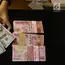 Nilai tukar mata uang rupiah terhadap dolar, selalu mengalami perubahan setiap saat terkadang melemah terkadang juga dapat menguat.