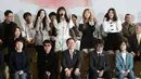 Girlband K-pop, Red Velvet memberikan keterangan sebelum berangkat menuju Pyongyang, di Bandara Internasional Gimpo, Seoul, Sabtu (31/3). Terdapat 120 anggota rombongan yang terdiri atas penyanyi, musisi dan kelompok seni Korea Selatan. (AP/Ahn Youg-joon)