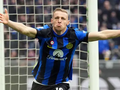 Pemain Inter Milan Davide Frattesi melakukan selebrasi usai mencetak gol ke gawang Hellas Verona pada pertandingan sepak bola Serie A Liga Italia di Stadion San Siro, Milan, Italia, Sabtu (6/1/2024). (AP Photo/Antonio Calanni)