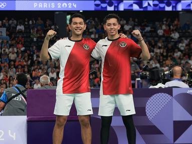 Pebulu tangkis ganda putra Indonesia, Fajar Alfian/Rian Ardianto berfoto bersama setelah menang atas pasangan Jerman, Mark Lamsfuss/Marvin Seidel pada Grup C cabang olahraga bulu tangkis Olimpiade Paris 2024 di Porte de la Chapelle Arena, Paris, Pancis, Sabtu (27/07/2024). Fajar/Rian menang dua set langsung dengan skor 21-13 dan 21-17. (Dok. NOC Indonesia/Naif Muhammad Al’as)