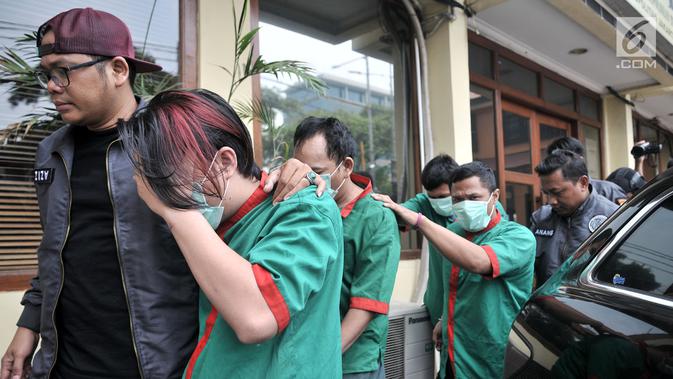 Tersangka dihadirkan saat rilis kasus narkoba di Mapolres Jakarta Barat, Senin (26/11).  Polisi juga mengamankan 5 tersangka, 2 unit mobil, 6 buah kartu ATM, serta uang tunai sebesar Rp 3 juta. (Merdeka.com/Iqbal S. Nugroho)