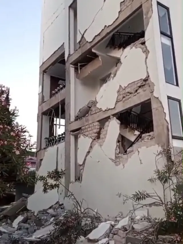 Kerusakan di Flores akibat gempa M7,0 Guncang NTT
