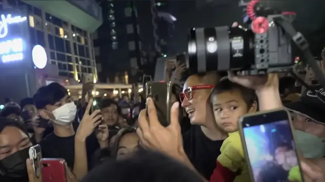 Baim Wong saat diserbu massa begitu pertama kali berkunjung ke Sudirman bersama Kiano untuk menemui pentolan Citayam Fashion Week. (Foto: YouTube/Baim Paula)