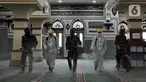 Petugas PMI beserta TNI menyemprotkan cairan disinfektan di Masjid Agung Al Azhar, Jakarta, Rabu (3/6/2020). Penyemprotan tersebut untuk mencegah penyebaran virus corona COVID-19 di rumah ibadah jika nantinya kembali dibuka untuk umum saat pemberlakuan new normal. (Liputan6.com/Johan Tallo)