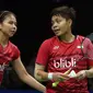 Ganda Putri Indonesia, Greysia Polii/Apriyani Rahayu berbincang saat melawan Chang Ye Na/Lee So Hee (Korsel) di Babak Kedua Indonesia Open 2017, Jakarta, Kamis (15/6). Greysia/Apriyani kalah 18-21, 14-21. (Liputan6.com/Helmi Fithriansyah)