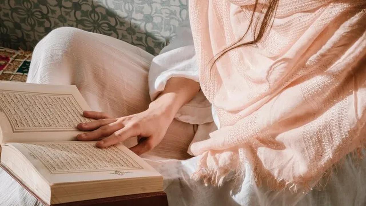 Namun, muncul pertanyaan ketika tiba waktu sholat dan berwudhu. Bagaimana hukum wudhu saat memakai makeup? Apakah wudhu dan shalat tetap sah meski memakai makeup?