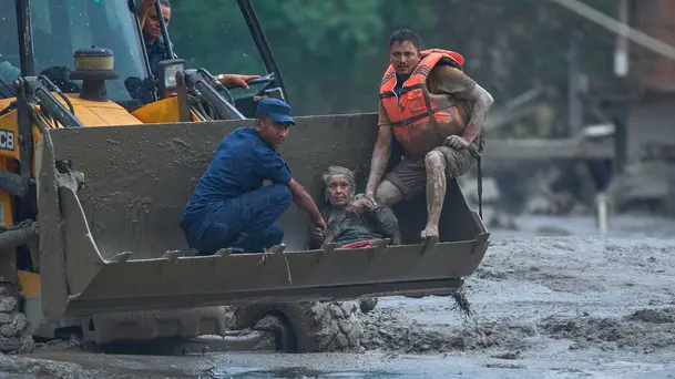 Banjir Bandang Nepal Tewaskan 95 Orang dan Ratusan Wisatawan Hilang