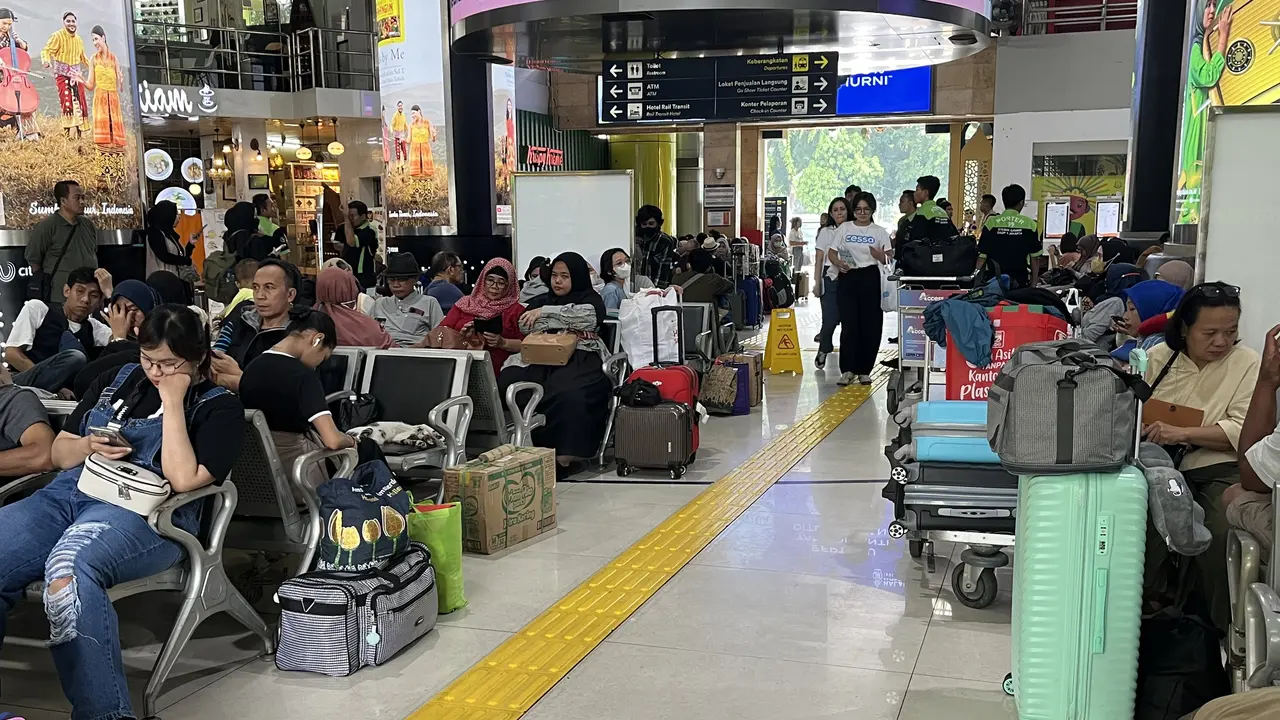 H-1 jelang Lebaran 2024, pemudik masih memadati Stasiun Gambir, Jakarta Pusat. Kondisi ruang tunggu Stasiun Gambir nampak ramai.