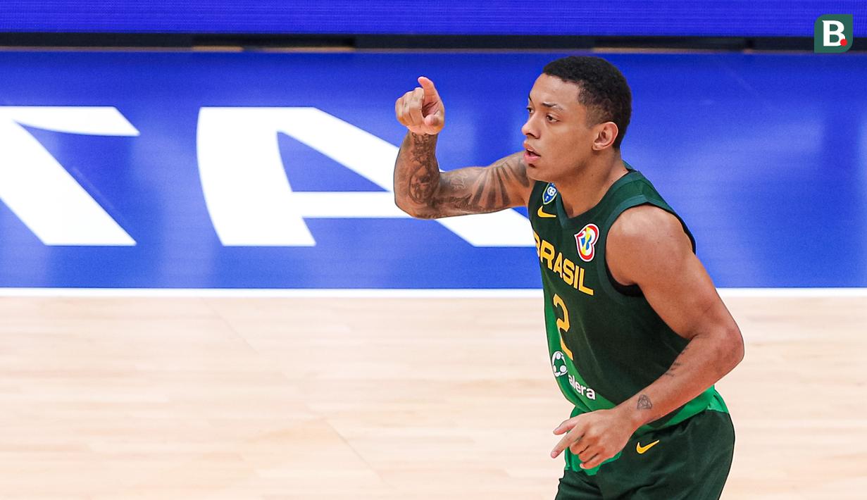 Pebasket Brasil, Yago Santos melakukan selebrasi setelah mencetak tri poin pada laga ketiga Grup G Piala Dunia FIBA 2023 melawan Pantai Gading di Indonesia Arena, Senayan, Jakarta, Rabu (30/08/2023). Brasil menang dengan skor 89-77. (Bola.com/Bagaskara Lazuardi)