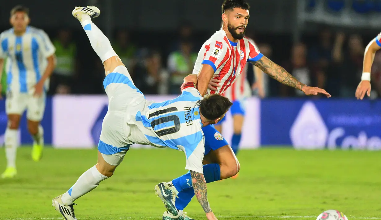 Megabintang Timnas Argentina, Lionel Messi tak mampu menyelamatkan La Albiceleste dari kekalahan saat melawan Paraguay di Kualifikasi Piala Dunia 2026 zona CONMEBOL yang berlangsung di Estadio Defensores del Chaco, Jumat (15/11/2024) pagi WIB. (Photo by Daniel Duarte / AFP)