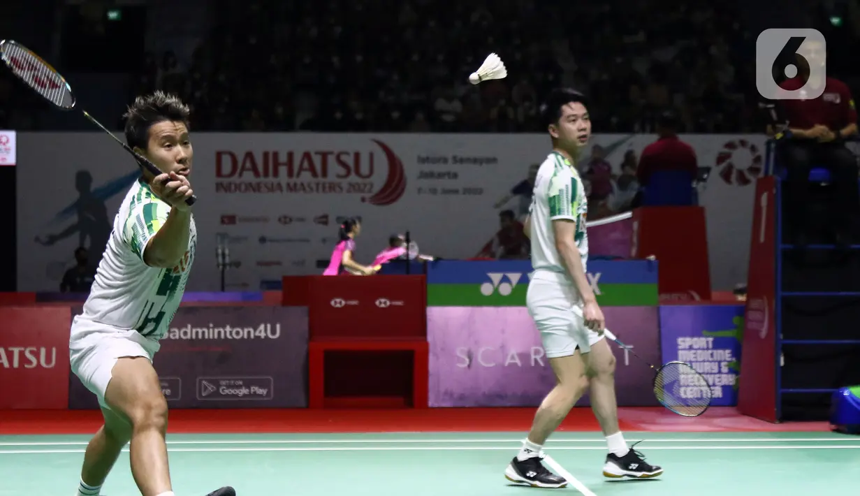 Pebulu tangkis ganda putra Indonesia, Marcus Fernaldi Gideon/Kevin Sanjaya Sukamulio saat bertanding melawan Supak Jomkoh/Kittinupong Kedren (Thailand) pada babak 16 besar Indonesia Masters 2022 di Istora Senayan, Jakarta, Kamis (9/6/2022). Kevin/Marcus unggul 21-14, 8-21, 21-18. (Liputan6.com/Helmi Fithriansyah)