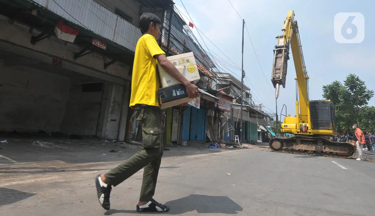 Dalam eksekusi kali ini, juru sita Pengadilan Jakarta Barat mengosongkan secara paksa 24 bangunan. (merdeka.com/Imam Buhori)