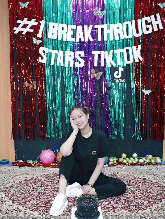 <p>Tapi tampaknya hal tersebut tidak mengganggu Sisca Kohl. Terbukti dengan konten-konten yang semakin unik, seperti nasi goreng dibeli dengan harga Rp100 juta dengan uang ratusan ribu yang benar-benar diperlihatkan. Foto: Instagram.</p>