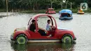 Warga menikmati wahana air di Danau Cipondoh, Kota Tangerang, Banten, Rabu (20/10/2021). Banyak warga memanfaatkan hari libur Maulid Nabi untuk berwisata bersama keluarga di kawasan tersebut sebagai alternatif wisata di tengah kota. (Liputan6.com/Angga Yuniar)