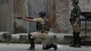 Tentara menembakan senjatanya untuk membubarkan ratusan pengunjuk rasa usai salat Idul Fitri di Srinagar, India (26/6). (AP Photo / Mukhtar Khan)