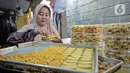 <p>Pembuat kue kering menyelesaikan pembuatan kue pesanan di kawasan Neglasari, Kota Tangerang, Minggu (23/4/2022). Permintaan kue kering di tempat tersebut meningkat saat Ramadhan yang dijual mulai harga Rp50ribu hingga Rp70ribu per toples dan sudah dipasarkan di sekitar Tangerang, Jakarta, hingga Lampung. (Liputan6.com/Angga Yuniar)</p>