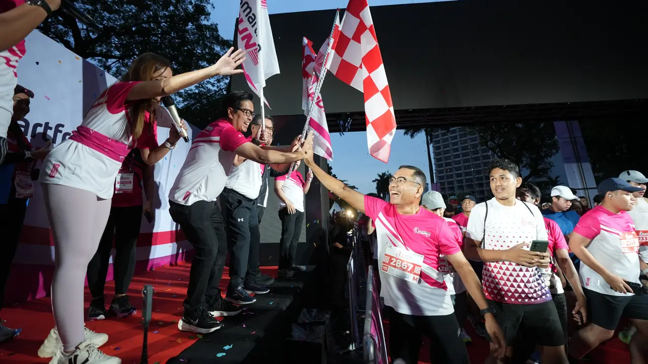 Managing Director Sinar Mas sekaligus Komisaris Utama Smartfren, Ferry Salman memberikan semangat ke Managing Director Sinar Mas, Saleh Husin dan peserta lari lainnya di kegiatan Smartfren Run 2024. (Dok Sinar Mas)