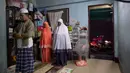 Keluarga Muslim Thailand melaksanakan salat setelah berbuka puasa di ruang tamu rumah mereka di Bangkok, pada 28 April 2020. Banyak tempat ibadah ditutup guna membendung penyebaran Virus Corona COVID-19 ketika Umat Muslim di seluruh dunia menyambut bulan suci Ramadan. (AP Photo/Gemunu Amarasinghe)