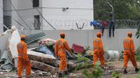 Diketahui sebelumnya, pesawat Air India jatuh beberapa saat setelah lepas landas pada Kamis (12/6/2025). Insiden ini menewaskan 241 penumpang termasuk awak pesawat, serta lebih banyak orang di darat. (AP/Rafiq Maqbool)