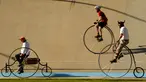Sejumlah peserta mengendarai sepeda klasik saat kegiatan Sydney Classic Bicycle Show 2017 di Canterbury Velodrome di Sydney (6/5). Kegiatan ini sudah dijalankan oleh klub sepeda Dulwich Hill sejak 1908. (AFP Photo/Peter Parks)