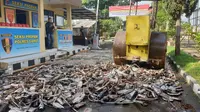 Polres Garut, Jawa Barat memusnahkan ratusan knalpot brong tak ber-SNI hingga akhirnya menjadi sampah besi. (Liputan6.com/Jayadi Supriadin)
